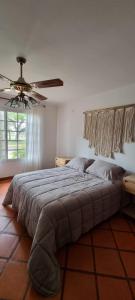 ein Schlafzimmer mit einem großen Bett und einem Deckenventilator in der Unterkunft Casa Calandria in Federación