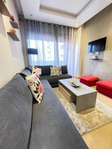 un salon avec un canapé et une table basse dans l'établissement Coquet studio pour vacance, à Marrakech