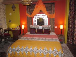 Una cama o camas en una habitación de Manoir Desnachez 15 fotos más