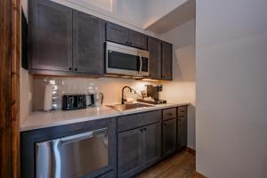 Η κουζίνα ή μικρή κουζίνα στο Cove Creek Lodge 206 Standard King Room