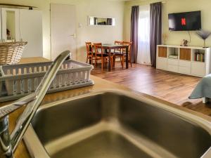 Televízia a/alebo spoločenská miestnosť v ubytovaní Mi Casa Vendégház - Apartments