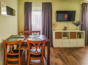 Televízia a/alebo spoločenská miestnosť v ubytovaní Mi Casa Vendégház - Apartments