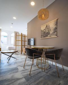 ein Wohnzimmer mit Tisch und Stühlen in der Unterkunft William Martin Apartments in Huelva