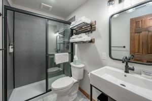 Ένα μπάνιο στο Cove Creek Lodge 206 Standard King Room