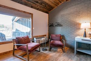 Χώρος καθιστικού στο Cove Creek Lodge 206 Standard King Room