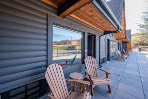 Μπαλκόνι ή βεράντα στο Cove Creek Lodge 206 Standard King Room +3 φωτογραφίες