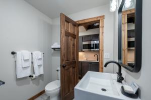 Ένα μπάνιο στο Cove Creek Lodge 207 Standard Double Queen Fireplace Room