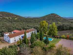 una vista aerea di una casa con piscina di Molino Fuentesanta ad Aracena