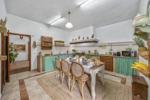 una cucina con un tavolo e sedie in una stanza di Molino Fuentesanta ad Aracena