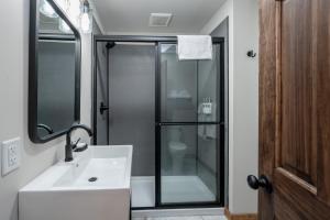 Ένα μπάνιο στο Cove Creek Lodge 207 Standard Double Queen Fireplace Room