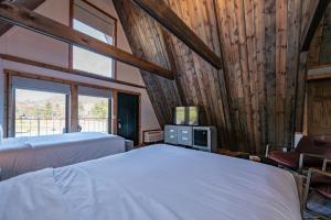 Ένα ή περισσότερα κρεβάτια σε δωμάτιο στο Cove Creek Lodge 207 Standard Double Queen Fireplace Room