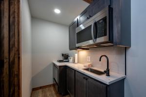 Η κουζίνα ή μικρή κουζίνα στο Cove Creek Lodge 207 Standard Double Queen Fireplace Room