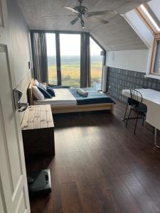 Postel nebo postele na pokoji v ubytování House of Freedom with Sea view sauna and jacuzzi