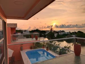 Η ανατολή ή δύση του ηλίου όπως φαίνεται από αυτό το διαμέρισμα ή από εκεί κοντά