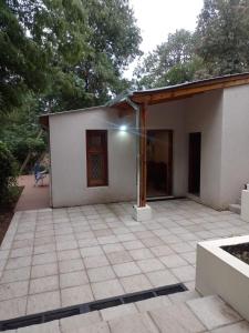 un patio frente a una casa en Casa en Villa Ventana, en Villa Ventana