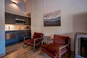 a kitchen with two chairs and a table at Cove Creek Lodge 209 Standard Double Queen Room in Oakland