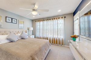默特尔比奇Windsor Green at Waterford Plantation #303的带床和吊扇的卧室
