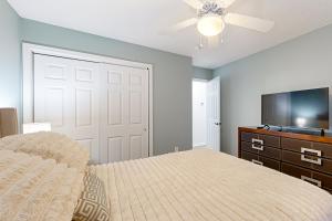Windsor Green at Waterford Plantation #303的电视和/或娱乐中心