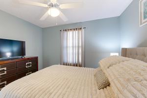 Windsor Green at Waterford Plantation #303的电视和/或娱乐中心