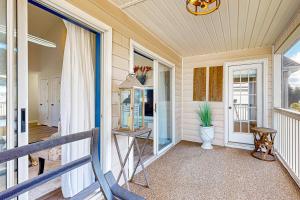 Windsor Green at Waterford Plantation #303的电视和/或娱乐中心