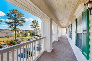 Windsor Green at Waterford Plantation #303的阳台或露台