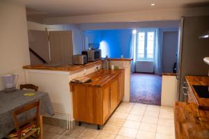 Η κουζίνα ή μικρή κουζίνα στο Chambre individuelle 3 +1 φωτογραφίες