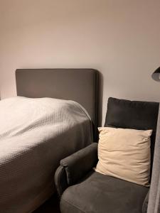 Postel nebo postele na pokoji v ubytování Room in Falun