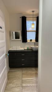 a bathroom with a sink and a mirror at E-Hotel Des Grisons in Quebec City