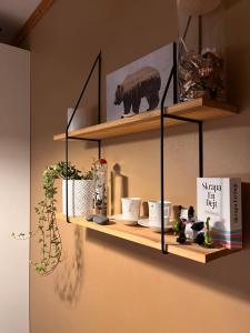 Příslušenství pro přípravu čaje a kávy v ubytování Room in Falun