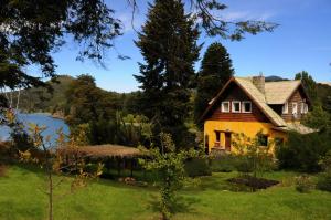 uma casa ao lado de um lago em Los Juncos Patagonian Lake House em San Carlos de Bariloche