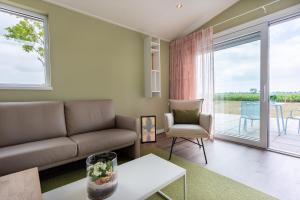 una sala de estar con un sofá y una mesa en Landgoed Oud Bommenede, en Zonnemaire
