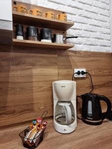 Příslušenství pro přípravu čaje a kávy v ubytování Riverside Apartment + 18 fotografií