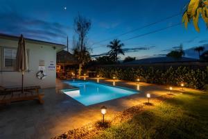 Bazén v ubytování Boho Tiki Villa w Heated Saltwater Pool, King Beds & 6TVs nebo v jeho okolí