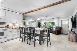 Kuchyň nebo kuchyňský kout v ubytování Boho Tiki Villa w Heated Saltwater Pool, King Beds & 6TVs