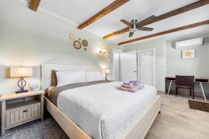 Postel nebo postele na pokoji v ubytování Boho Tiki Villa w Heated Saltwater Pool, King Beds & 6TVs + 49 fotografií