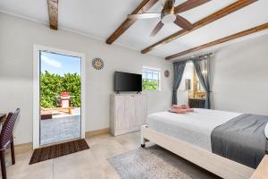 TV a/nebo společenská místnost v ubytování Boho Tiki Villa w Heated Saltwater Pool, King Beds & 6TVs