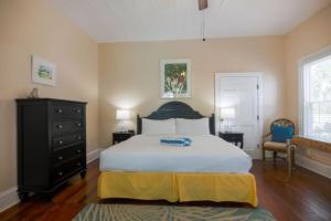 Ένα ή περισσότερα κρεβάτια σε δωμάτιο στο Ambrosia Key West