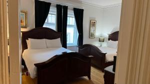 a bedroom with two beds and a window at E-Hotel Des Grisons in Quebec City