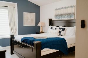 キシミーにあるLuxury Private Pool Villa near Disney with Fire Pit, Game Room & Moreの青い壁の大きなベッドのある寝室 +58枚の写真