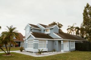 キシミーにあるLuxury Private Pool Villa near Disney with Fire Pit, Game Room & Moreの黒屋根白屋根