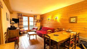 a living room with a red couch and a table at Résidence Le Belvedere - Chaleureux appartement T3 de 42 m²plein sud 4/6 personnes MAE-5231 in Pelvoux