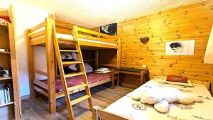 a bedroom with two bunk beds and a desk at Résidence Le Belvedere - Chaleureux appartement T3 de 42 m²plein sud 4/6 personnes MAE-5231 in Pelvoux
