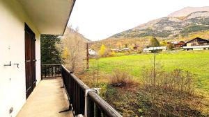 a balcony of a house with a view of a field at Résidence Le Belvedere - Chaleureux appartement T3 de 42 m²plein sud 4/6 personnes MAE-5231 in Pelvoux