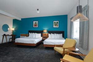 Postel nebo postele na pokoji v ubytování Sapphire Motel Midtown Bozeman + 37 fotografií