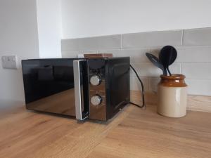 eine Mikrowelle auf einer Küchenetage in der Unterkunft Jasmine Cottage in Shrewsbury + 13 Fotos