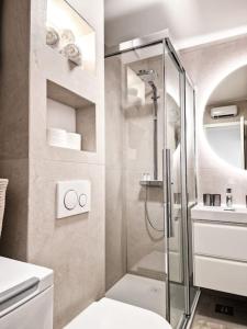 Bilik mandi di MonLux studio apartment