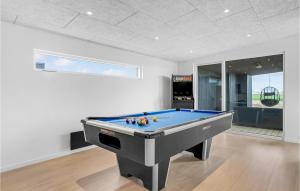 einen Billardtisch im Wohnzimmer mit in der Unterkunft Stunning Home In Børkop With Sauna in Børkop + 26 Fotos