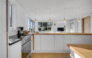 Η κουζίνα ή μικρή κουζίνα στο 4 Bedroom Cozy Home In Odder