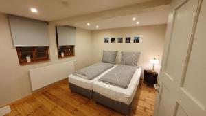 un dormitorio con una cama en una habitación en Wohnen im Denkmal, en Niederbrechen