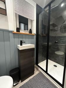 Cybi, Modern Shepherds Hut with Games Room Access的一间浴室